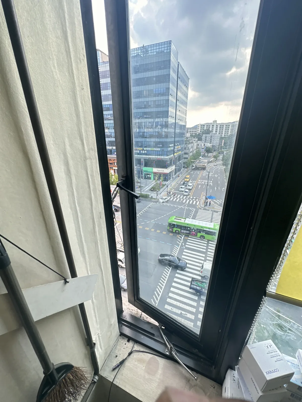 안열리고 틀어진 창문 수리 빌딩 창문 이후