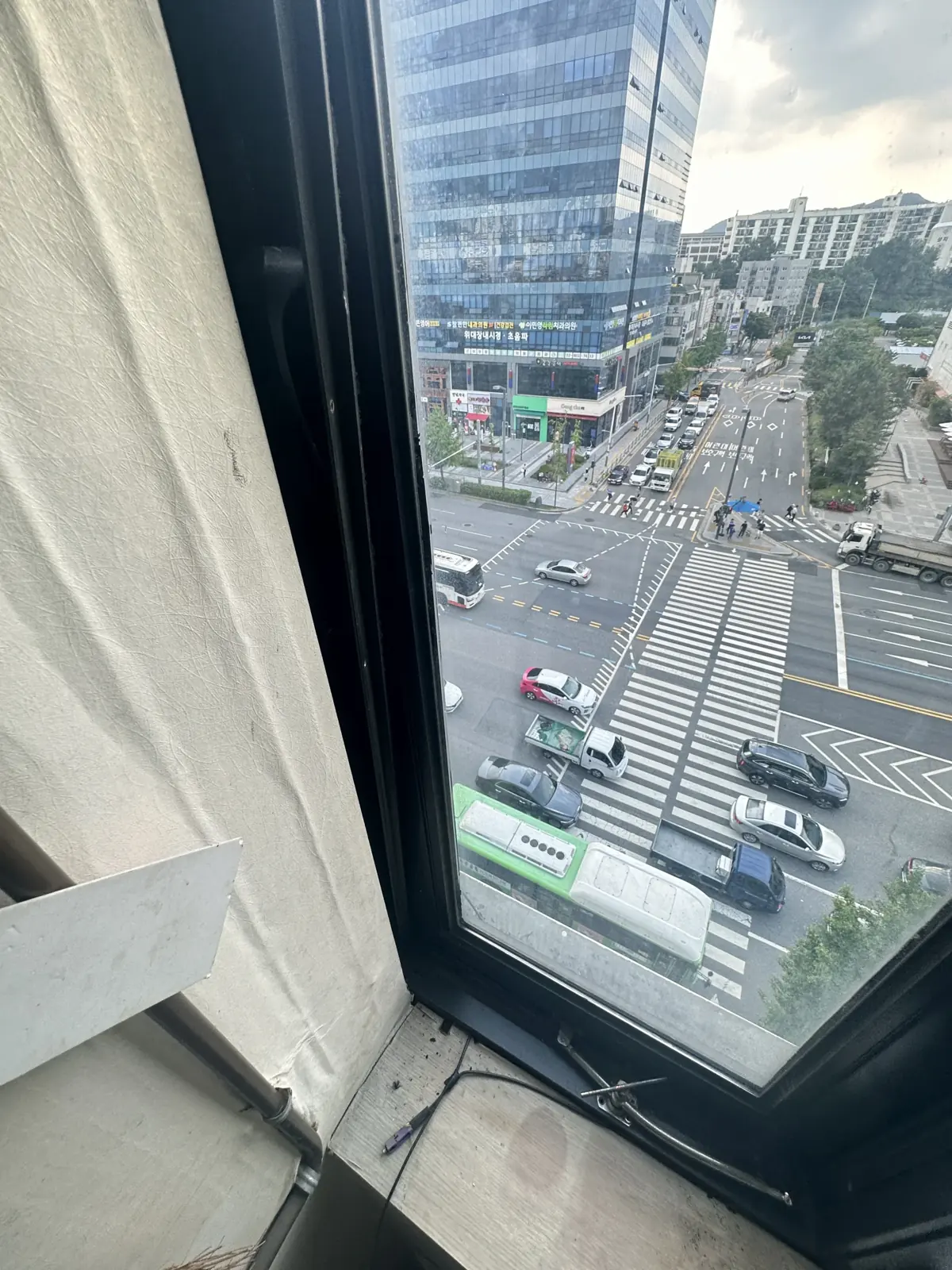 안열리고 틀어진 창문 수리 빌딩 창문 이전