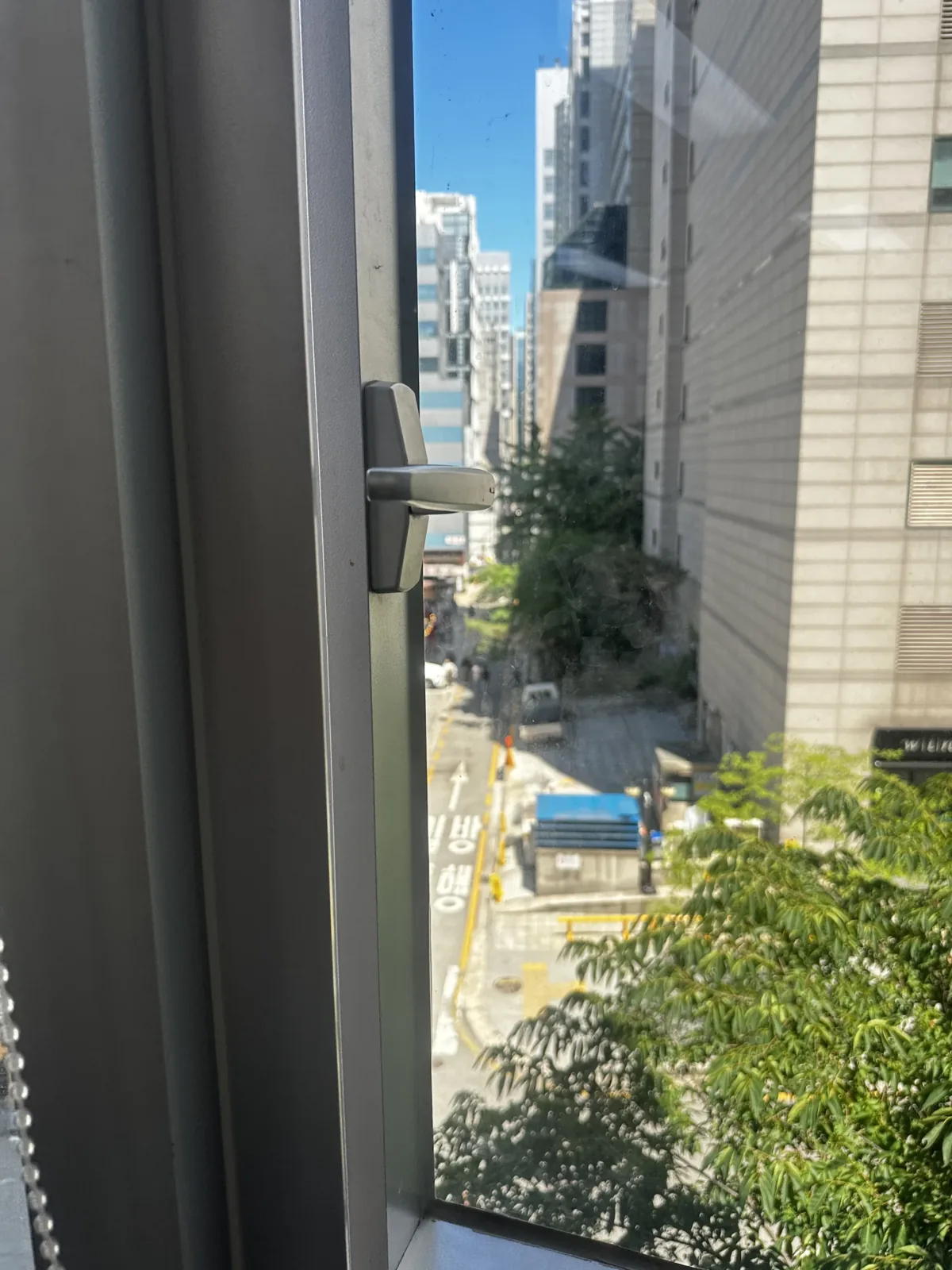 부러져서 안열리는 창문 손잡이 교체 빌딩 창문 이전