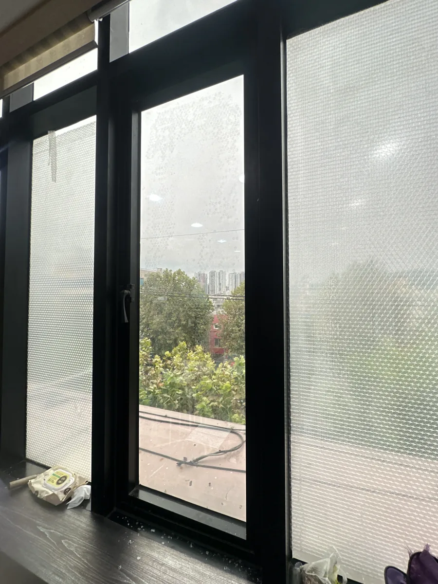 케이스먼트 경첩 수리 이후 빌딩 창문
